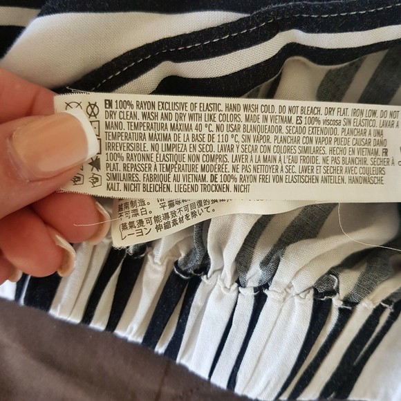 Forever 21 Womens Cropped Twist Hem Blouse Short Sleeve Stripe Sz Medium Collar - Picture 8 of 12